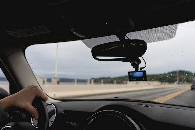 ilustrasi pengendara mobil (unsplash.com/Nicole Logan)