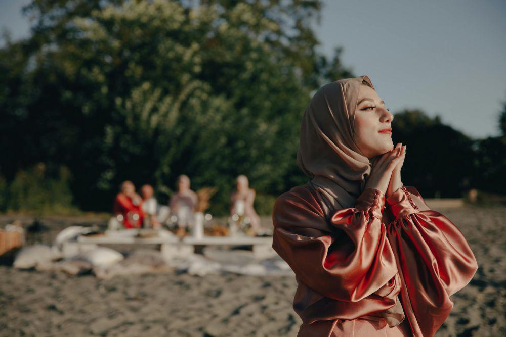 5 Tips Cegah Rambut Lepek Meski Berhijab Seharian, Tetap Bervolume