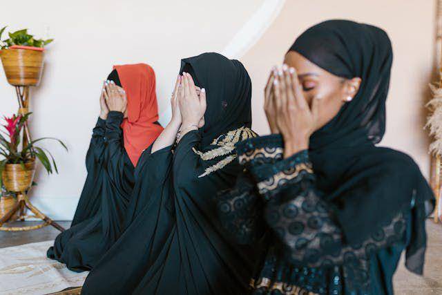 ilustrasi berdoa bersama (pexels.com/RDNE Stock project)