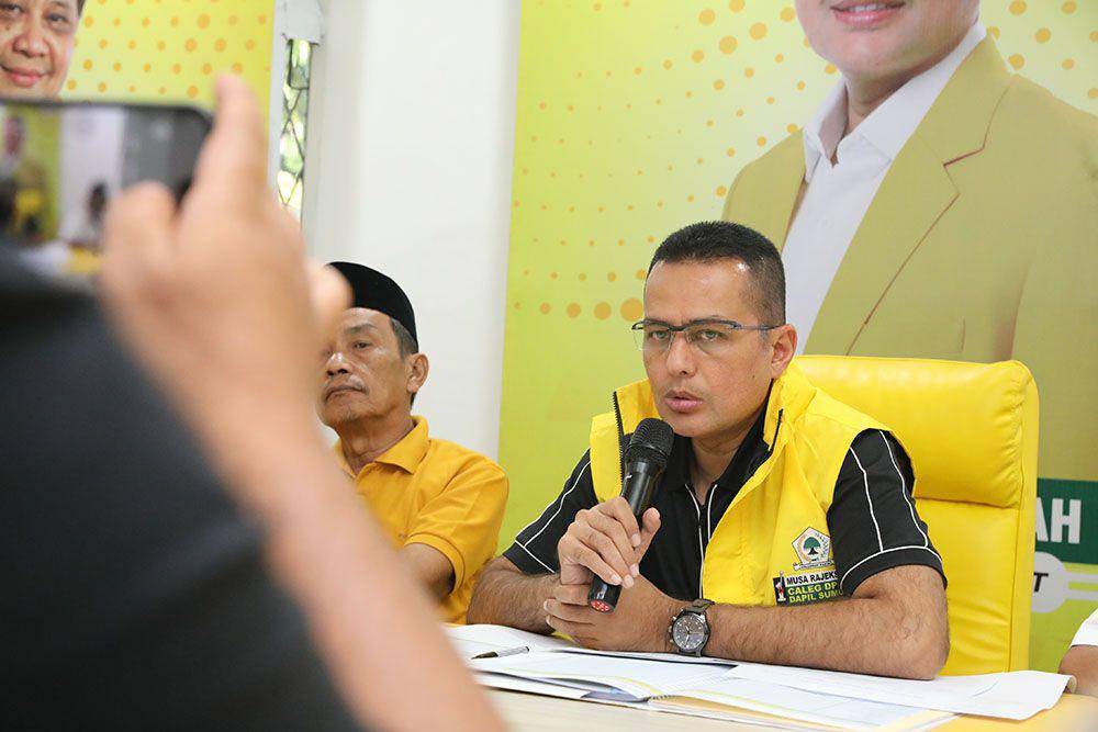 Ketua DPD Partai Golkar Sumut, Musa Rajekshah saat melakukan konferensi pers di Medan, Senin (25/3/2024). (Dok. IDN Times)