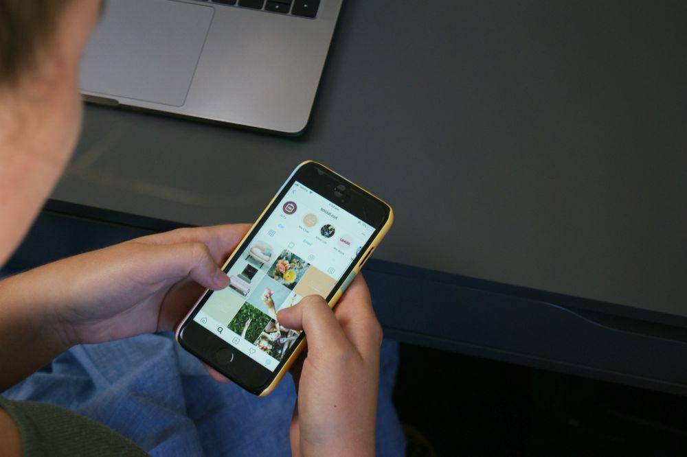 ilustrasi seorang wanita sedang menggunakan handphone (unsplash.com/https://unsplash.com/socialcut)