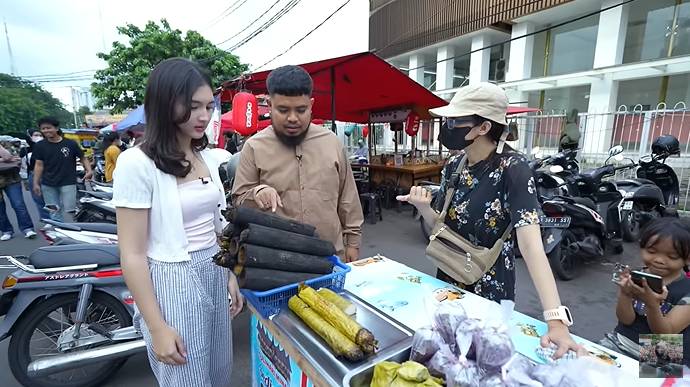 potret Rigen dan Gaby Rosse berburu takjil (youtube.com/RIGEN RAKELNA)