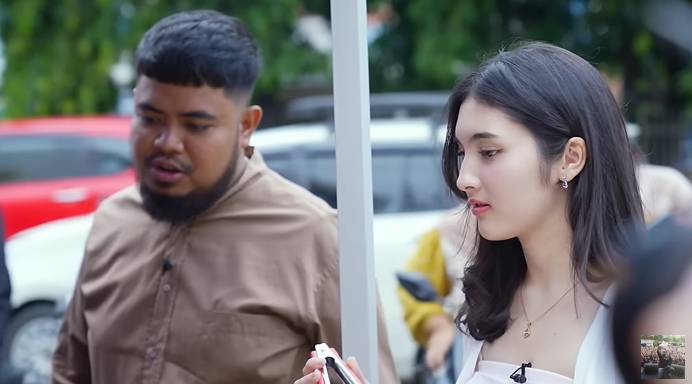 potret Rigen dan Gaby Rosse berburu takjil (youtube.com/RIGEN RAKELNA)
