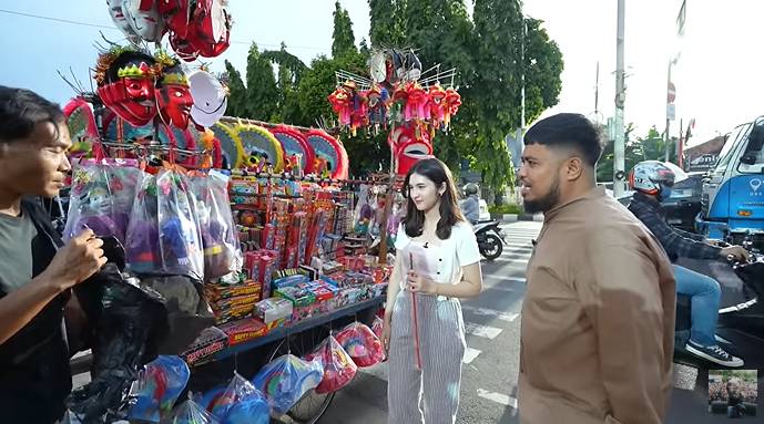 potret Rigen dan Gaby Rosse berburu takjil (youtube.com/RIGEN RAKELNA)