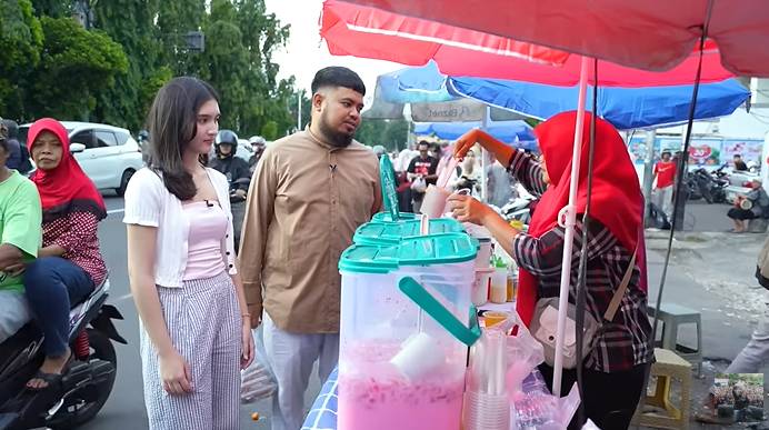 potret Rigen dan Gaby Rosse berburu takjil (youtube.com/RIGEN RAKELNA)
