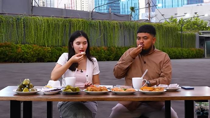 potret Rigen dan Gaby Rosse berburu takjil (youtube.com/RIGEN RAKELNA)