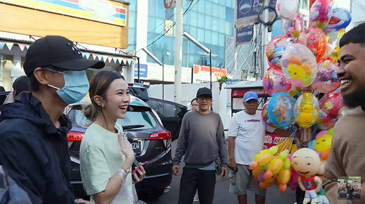 potret Rigen dan Gaby Rosse berburu takjil (youtube.com/RIGEN RAKELNA)