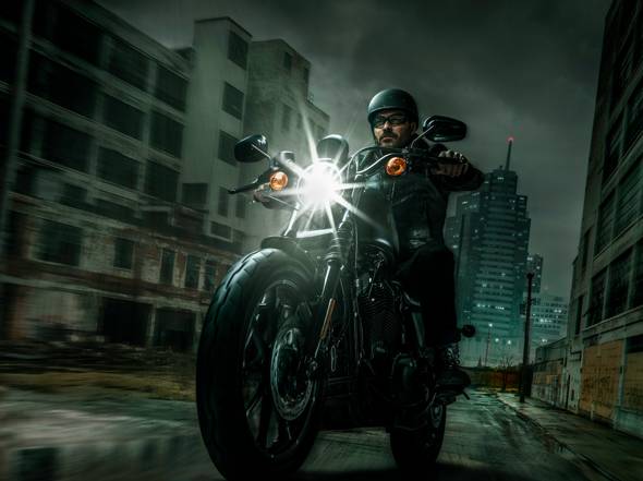potret mengendarai motor di malam hari (hdqwalls.com)