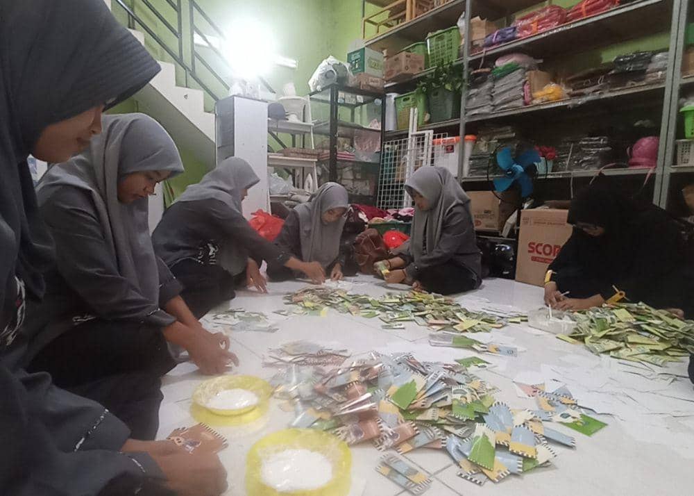 Sejumlah karyawan memproduksi angpao atau amplop lebaran. IDN Times/Zainul Arifin