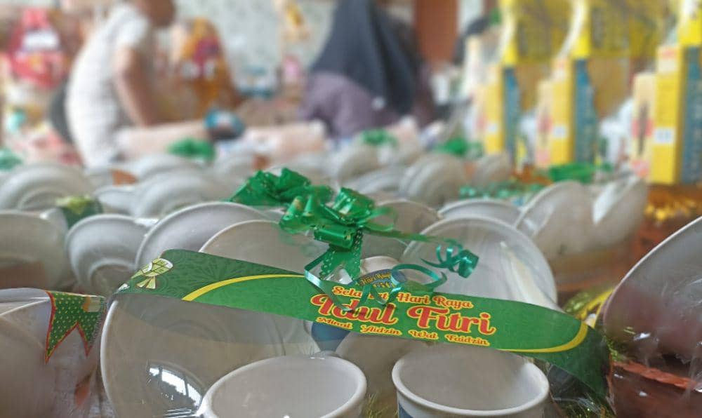 Parcel lebaran permintaan konsumen di rumah Elok Lailatul Maghfiroh di Denanyar Jombang. IDN Times/Zainul Arifin