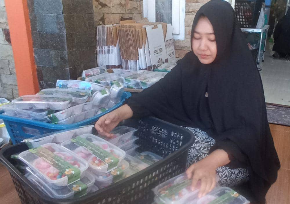 Elok Lailatul Maghfiroh, pemilik usaha parcel lebaran. IDN Times/Zainul Arifin