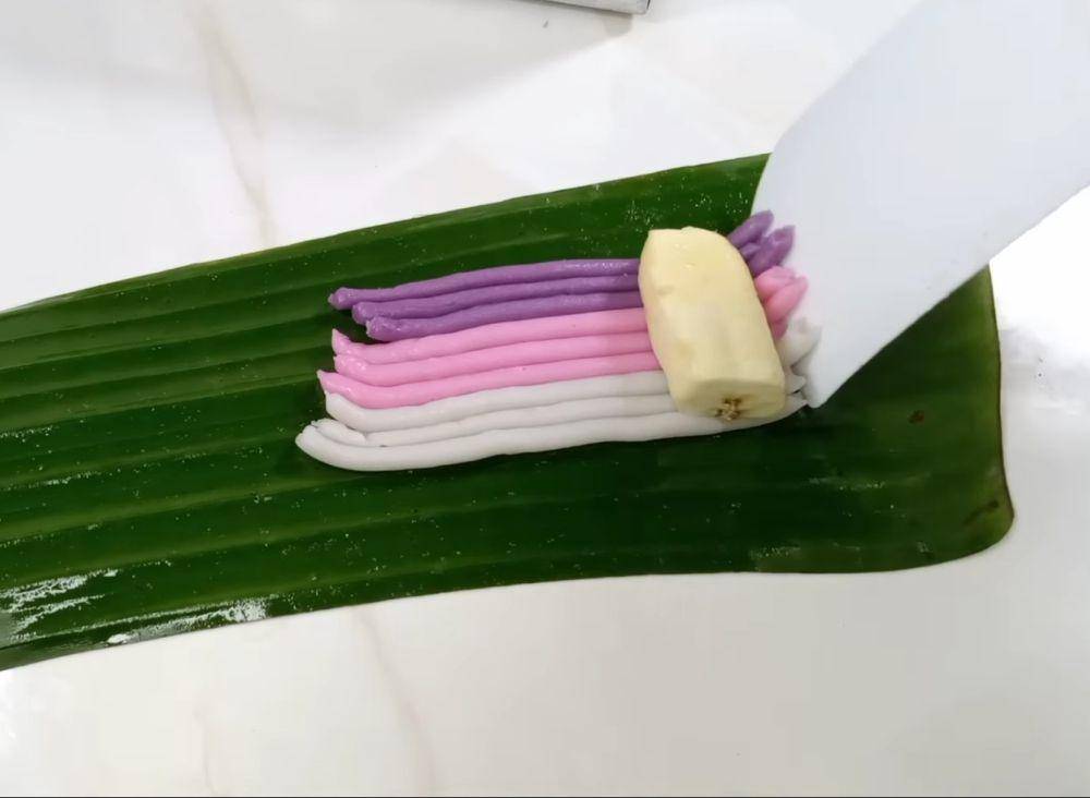 proses membuat kue nagasari gulung (youtube.com/Ria Susiami)