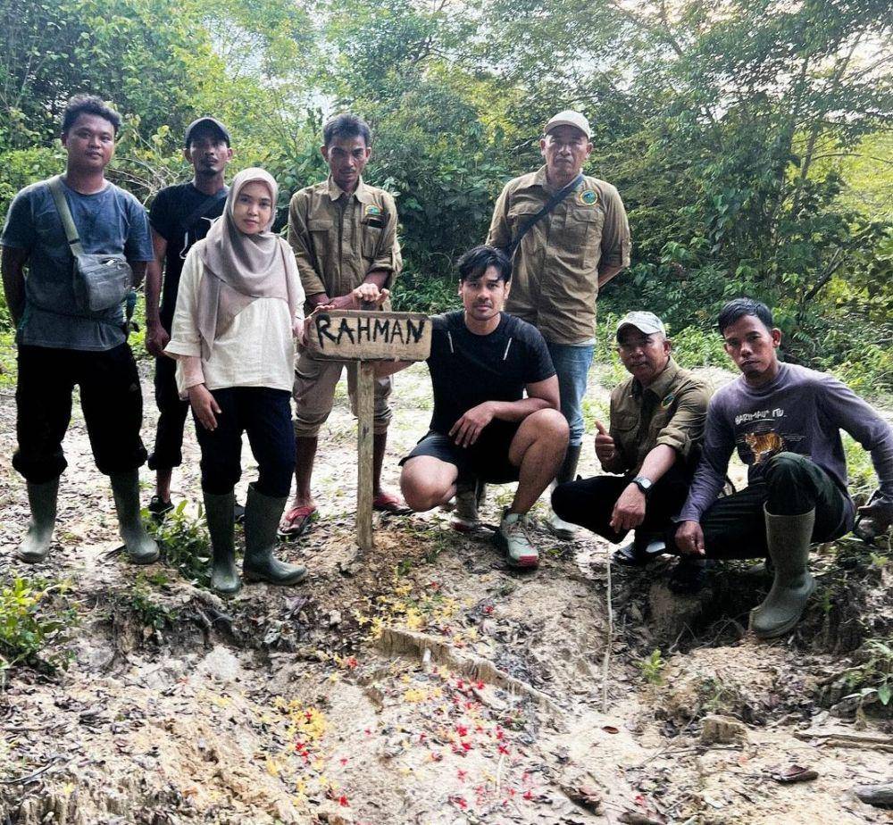 Chicco Jerikho saat mengunjungi makam gajah Rahman (IDN Times/ IG chicco.jerikho)