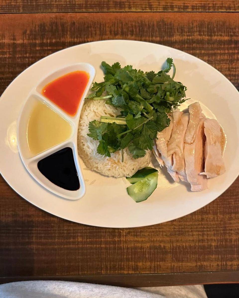 Singapore rice chicken (instagram.com/t_a_k_e_2_3_)