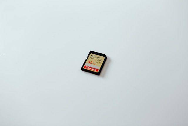 ilustrasi SD card (unsplash.com/Tom Pumford)