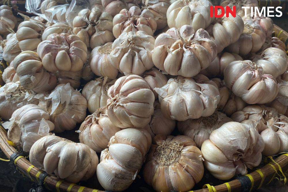 Bawang putih yang dijual di pasar tradisional. (IDN Times/Vadhia Lidyana)