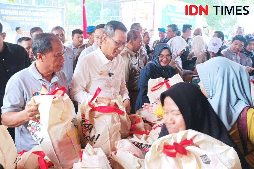 Pj. Gubernur DKI Jakarta kunjungi sembako murah jelang lebaran di Cengkareng, Jakarta Barat, Senin (25/3/2024). (IDN Times/Dini Suciatiningrum)