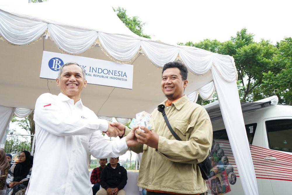 KpW BI Kediri saat menyerahkan uang baru secara simbolis. IDN Times/ istimewa