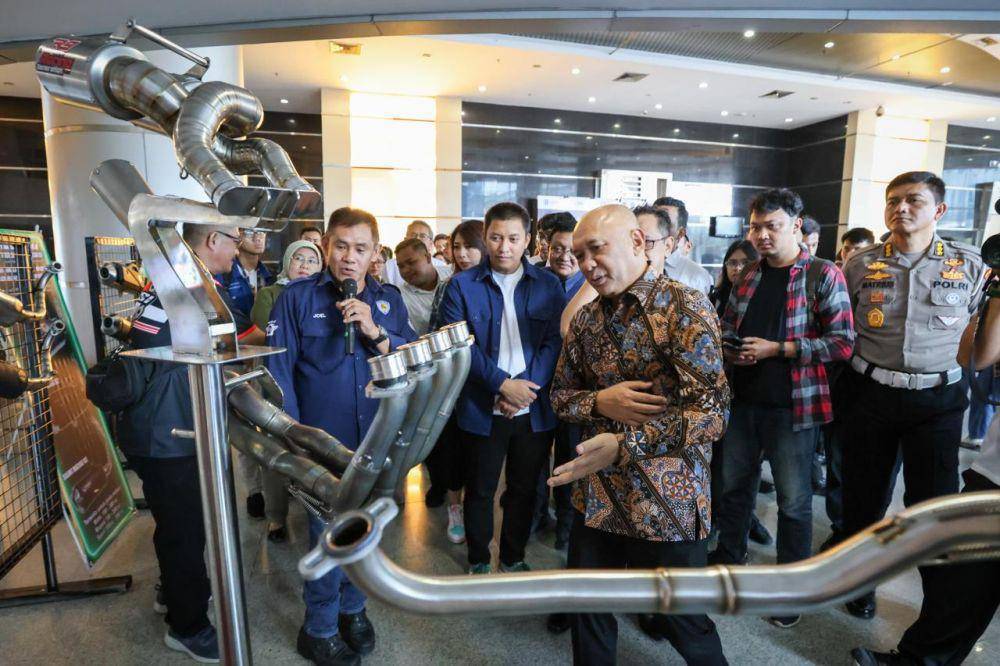 Menteri Koperasi dan UKM (MenKopUKM) Teten Masduki saat hadir di acara Demo Day Knalpot Aftermarket di Gedung Smesco, Jakarta, Senin (25/3). (dok. KemenKopUKM)