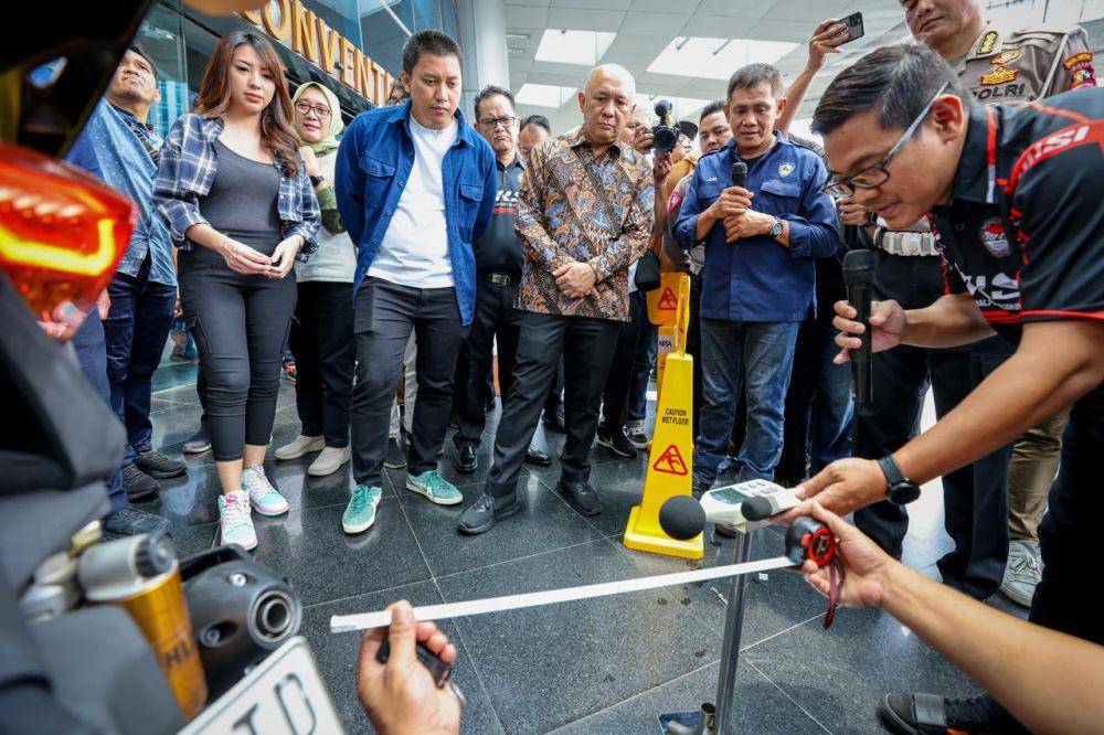 Menteri Koperasi dan UKM (MenKopUKM) Teten Masduki saat hadir di acara Demo Day Knalpot Aftermarket di Gedung Smesco, Jakarta, Senin (25/3). (dok. KemenKopUKM)