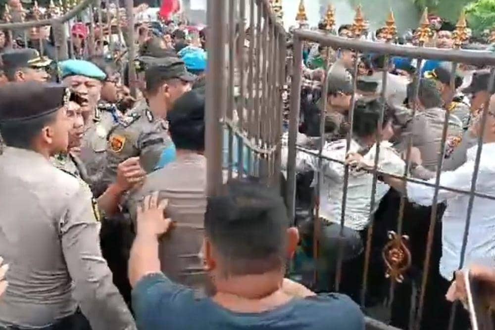 Bentrok polisi dan mahasiswa saat demo di Polrestabes Medan, Senin (25/3/2024) sore (dok.istimewa)