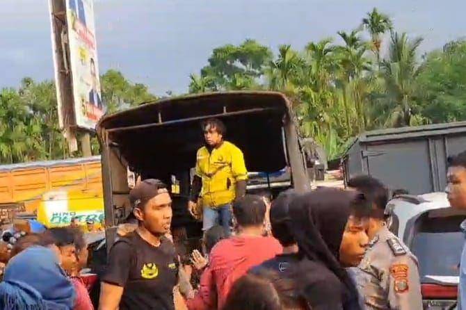 Polisi saat melakukan pengamanan aksi masyarakat yang memblokade jalan Medan-Sibolangit (screenshot video Bakumsu)