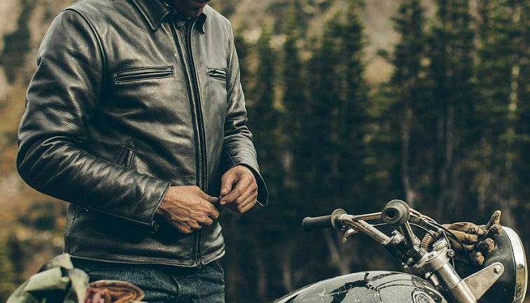 ilustrasi memakai jaket (fjackets.com)