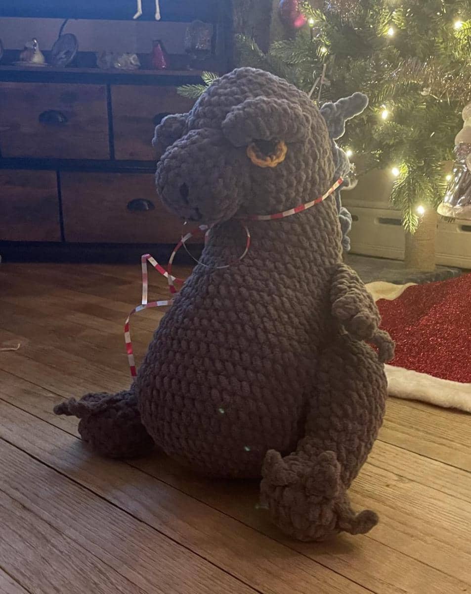 potret rajutan tangan bertema Godzilla (reddit.com/user/easybakemeth)