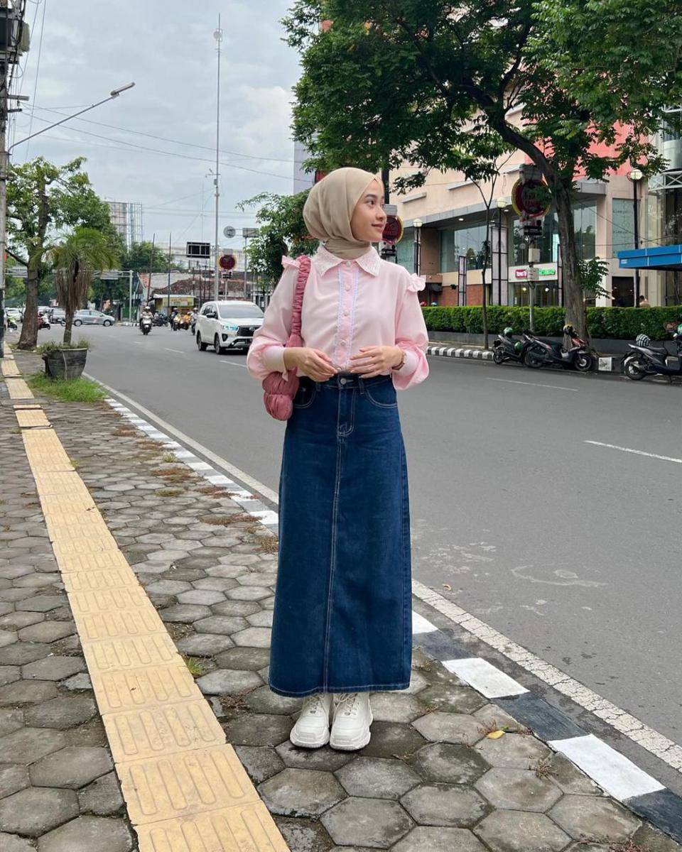 ootd hijab dan rok jeans (instagram.com/inikiranaaa__ )