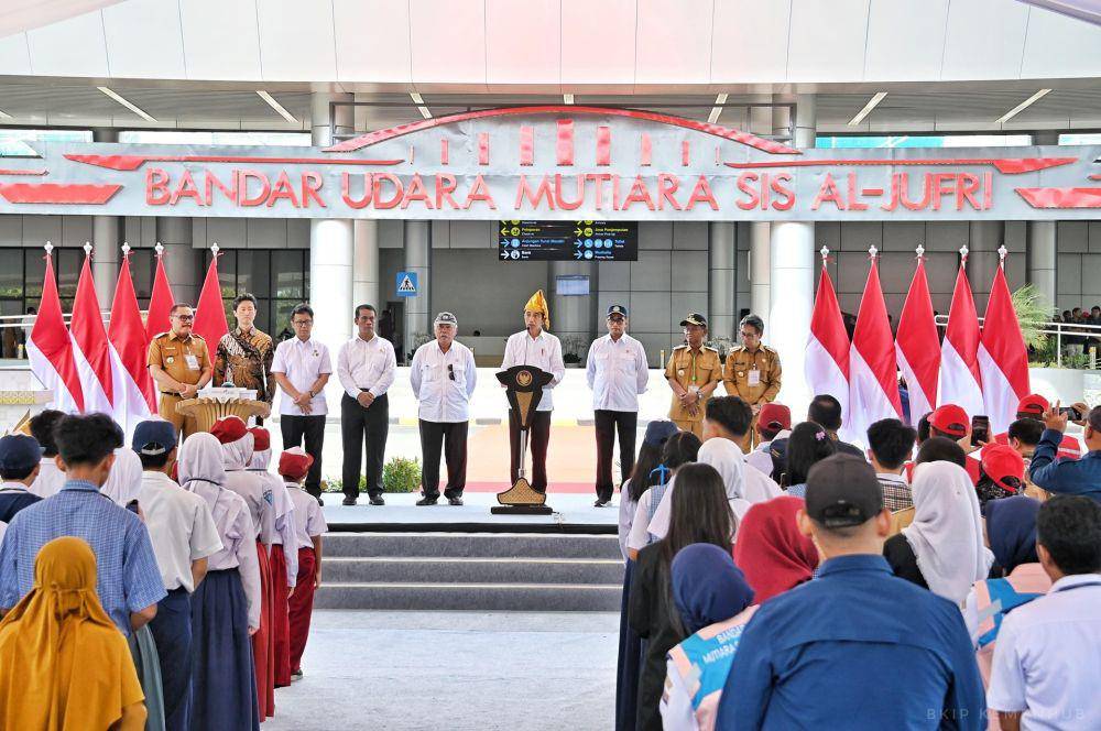 Presiden Joko "Jokowi" Widodo resmikan 4 bandara di Sulawesi (dok. BKIP Kemenhub)