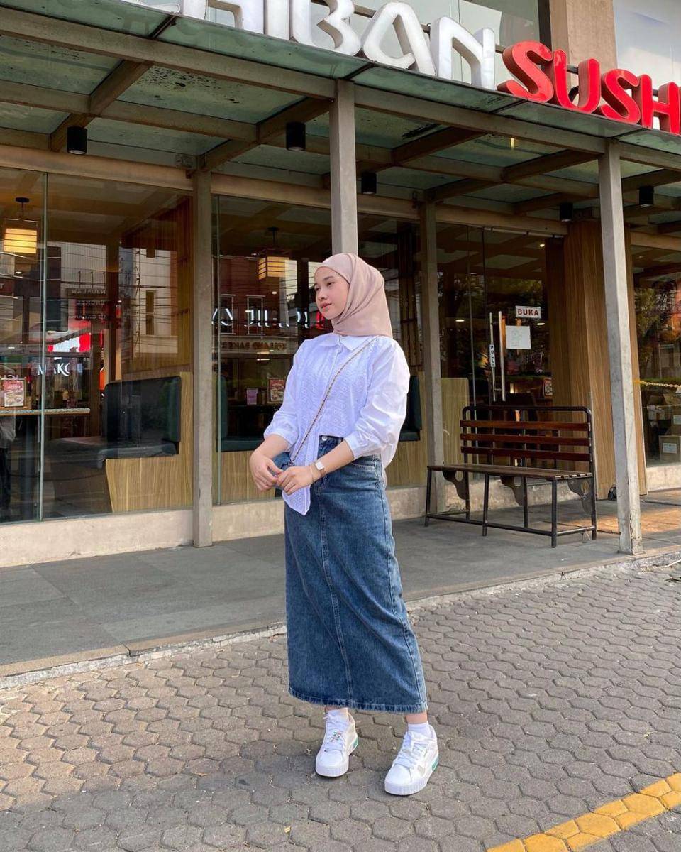 ootd hijab dan rok jeans (instagram.com/inikiranaaa__ )