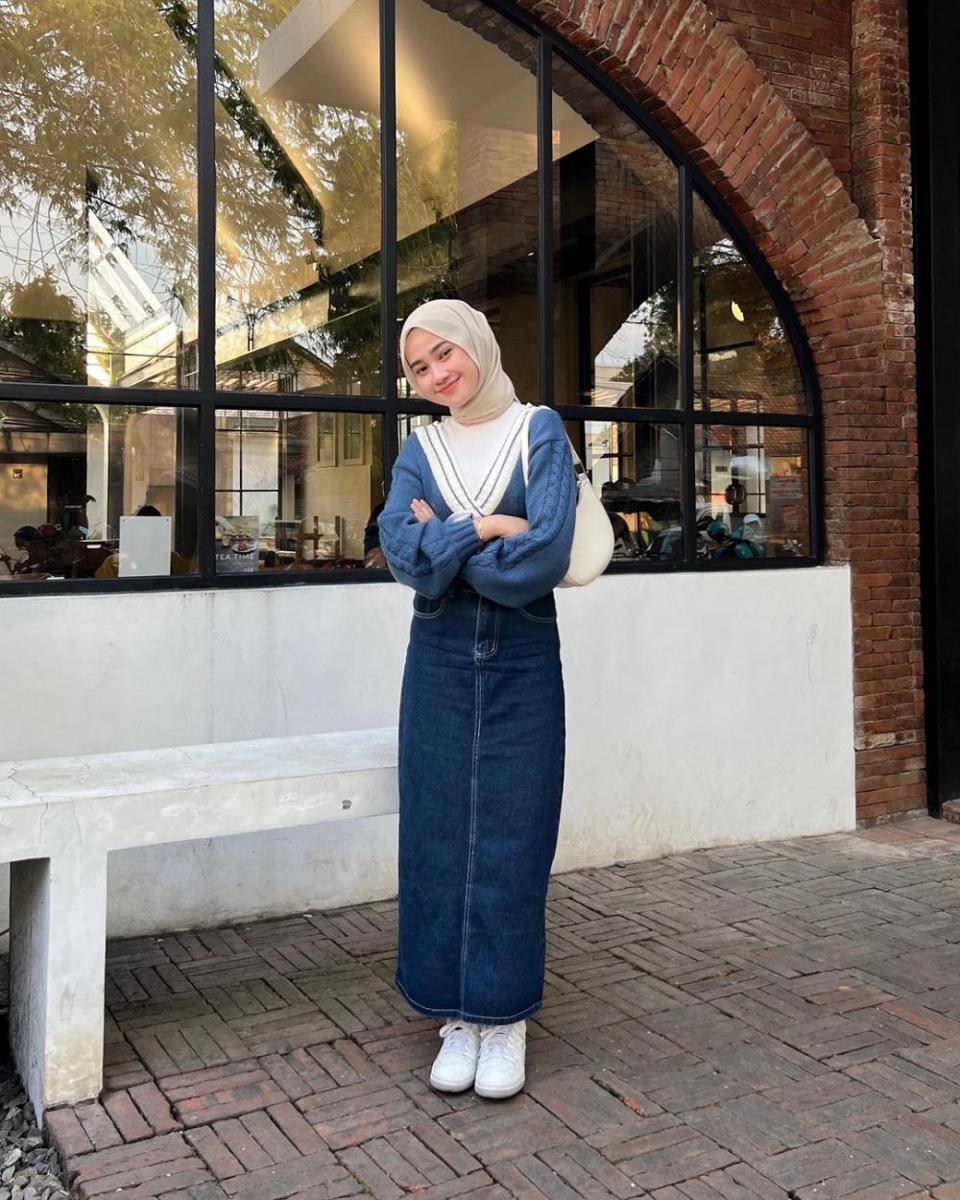 ootd hijab dan rok jeans (instagram.com/inikiranaaa__ )