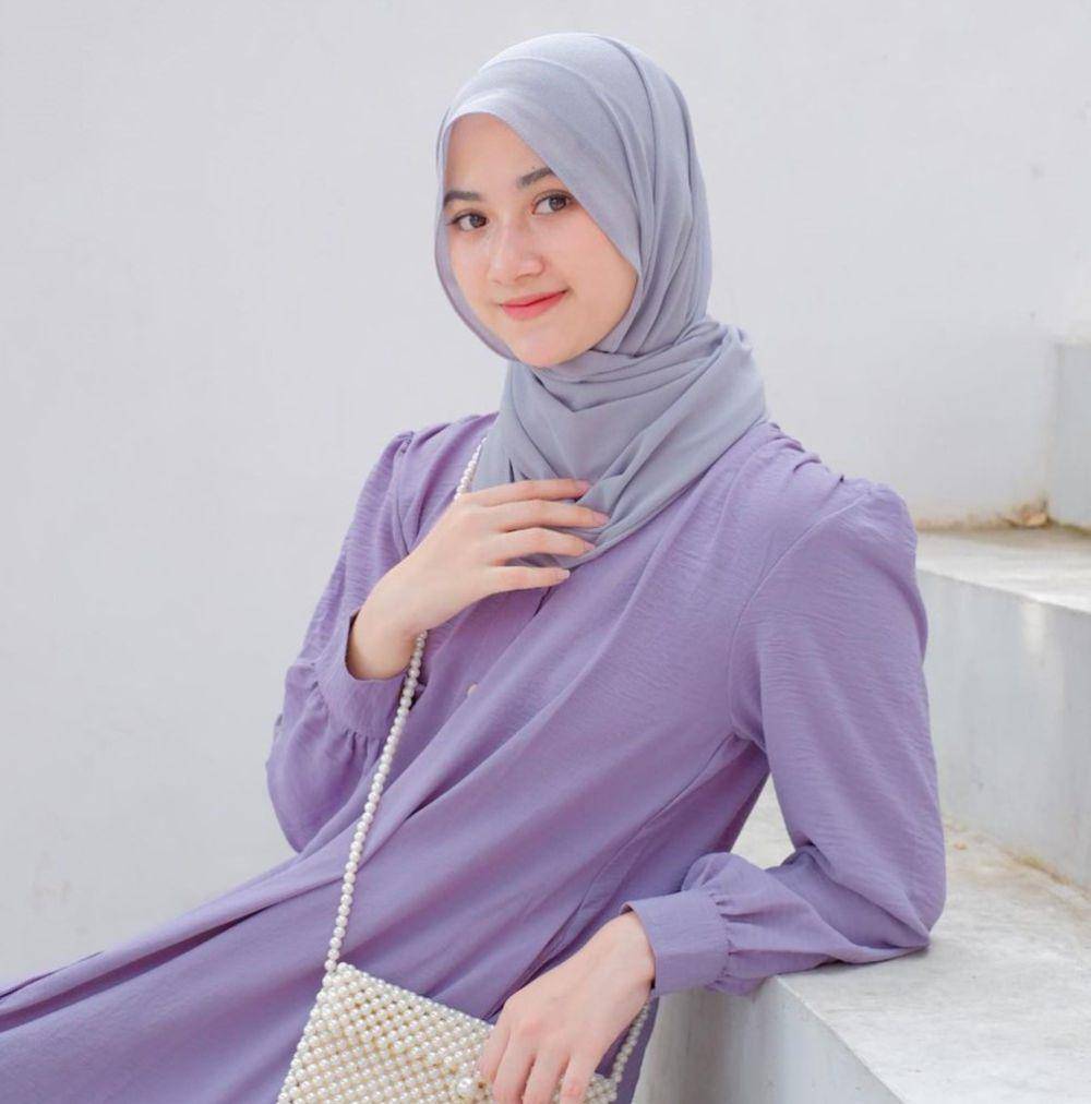 pilihan hijab yang cocok dipadukan baju warna lilac (instagram.com/adellia.halim)