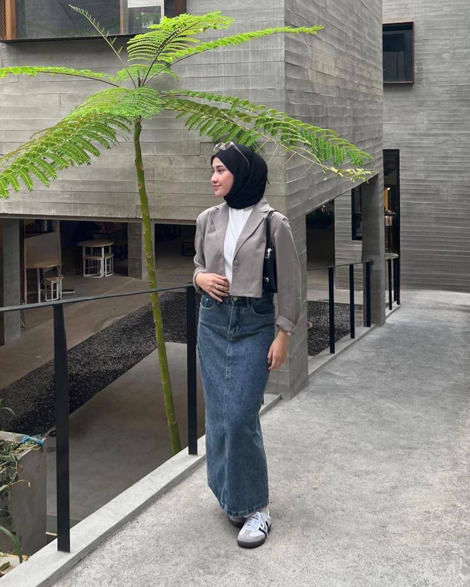 ootd hijab dan rok jeans (instagram.com/inikiranaaa__ )