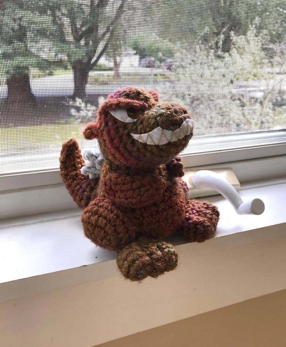 potret rajutan tangan bertema Godzilla (reddit.com/user/BeetleGrubBoy)