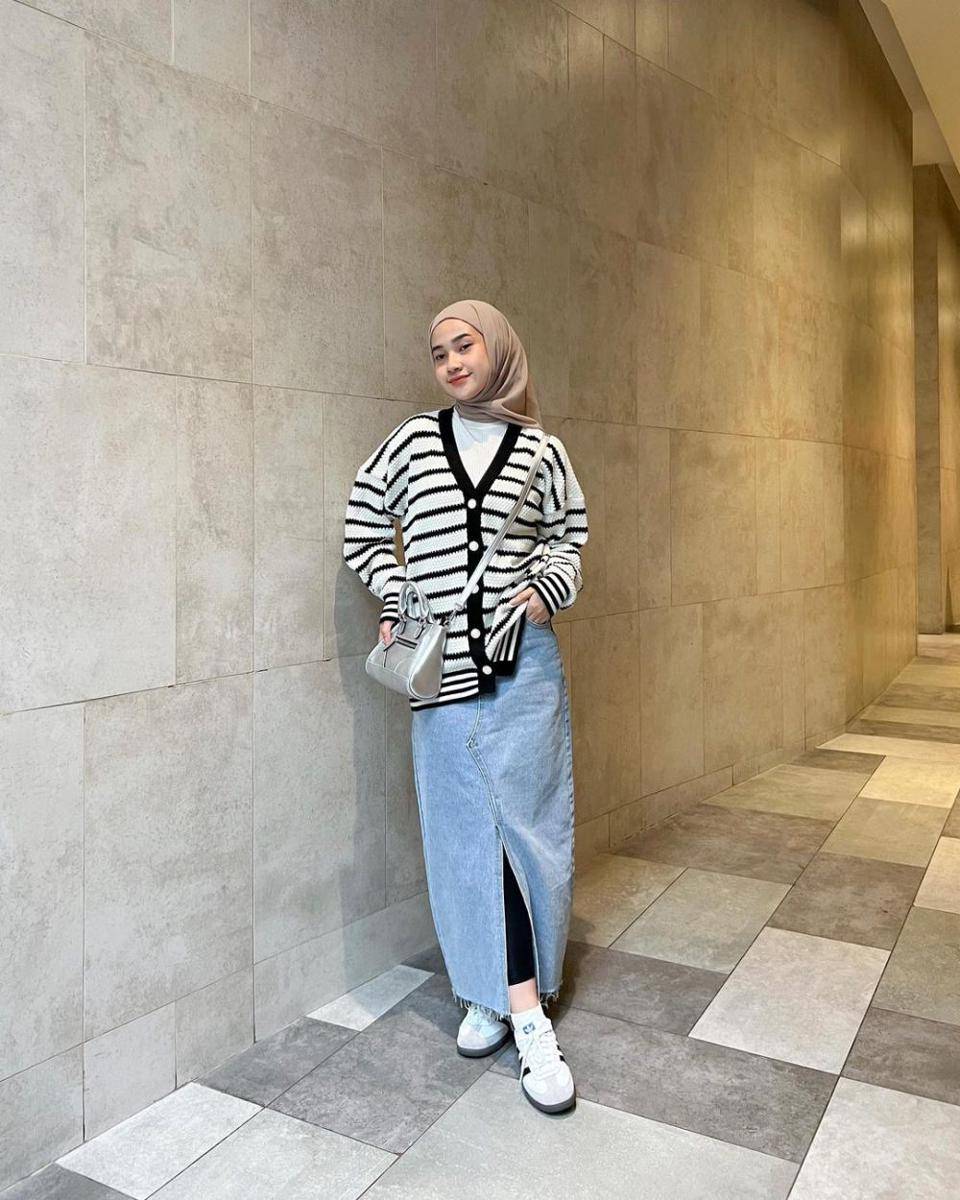 ootd hijab dan rok jeans (instagram.com/inikiranaaa__ )