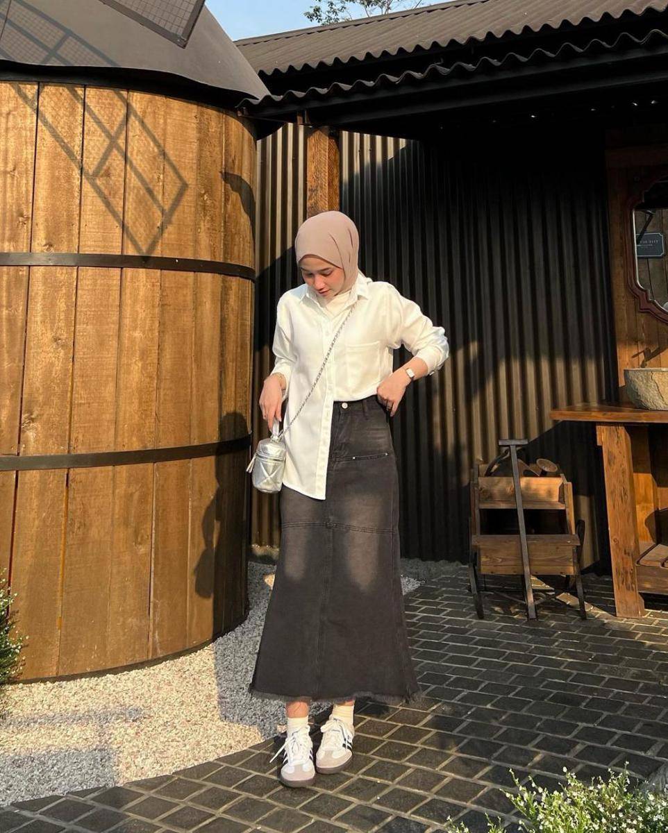 ootd hijab dan rok jeans (instagram.com/inikiranaaa__ )