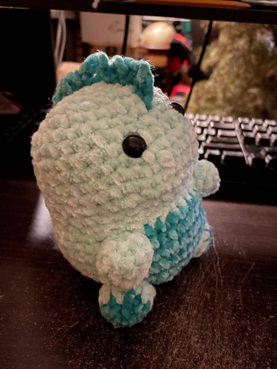 potret rajutan tangan bertema Godzilla (reddit.com/user/yarn-er)