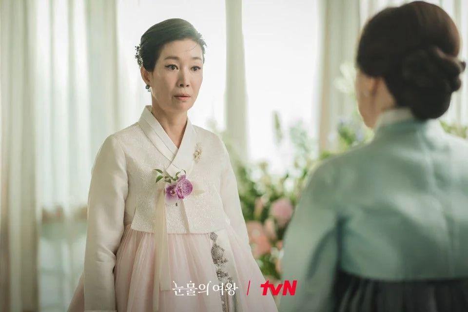 3 Kepedulian Kim Sun Hwa pada Hong Hae In di Queen of Tears