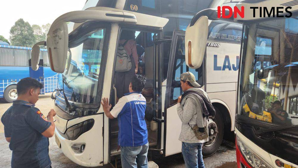 Sejumlah penumpang memasuki armada bus dari Terminal Jatijajar Depok. (IDNTimes/Dicky)