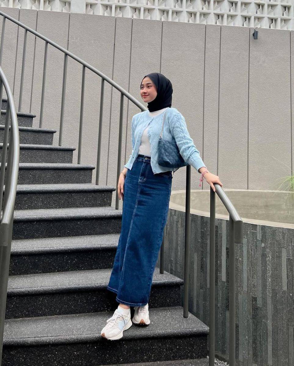 ootd hijab dan rok jeans (instagram.com/inikiranaaa__ )