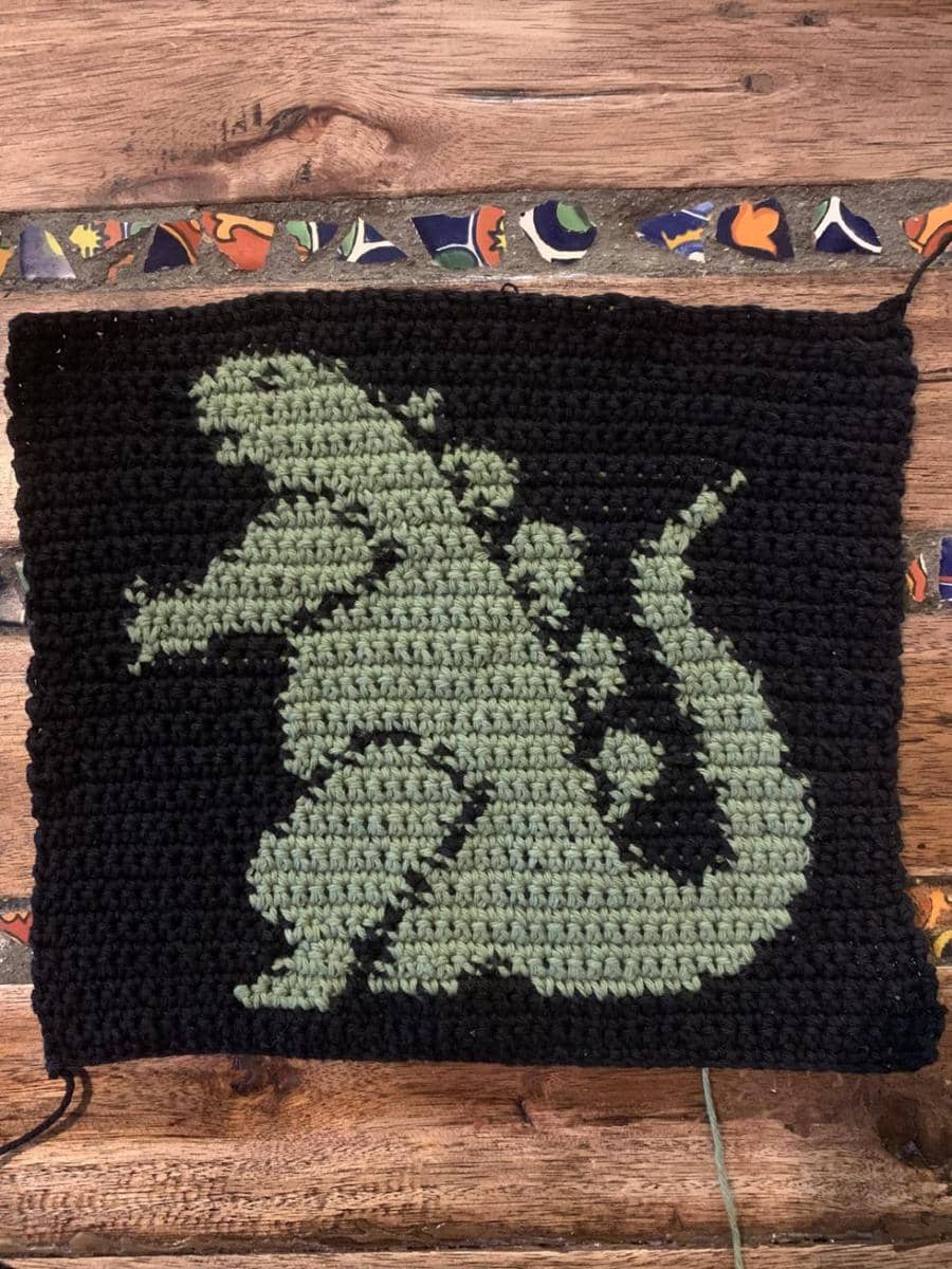 potret rajutan tangan bertema Godzilla (reddit.com/user/Any-Commercial2998)