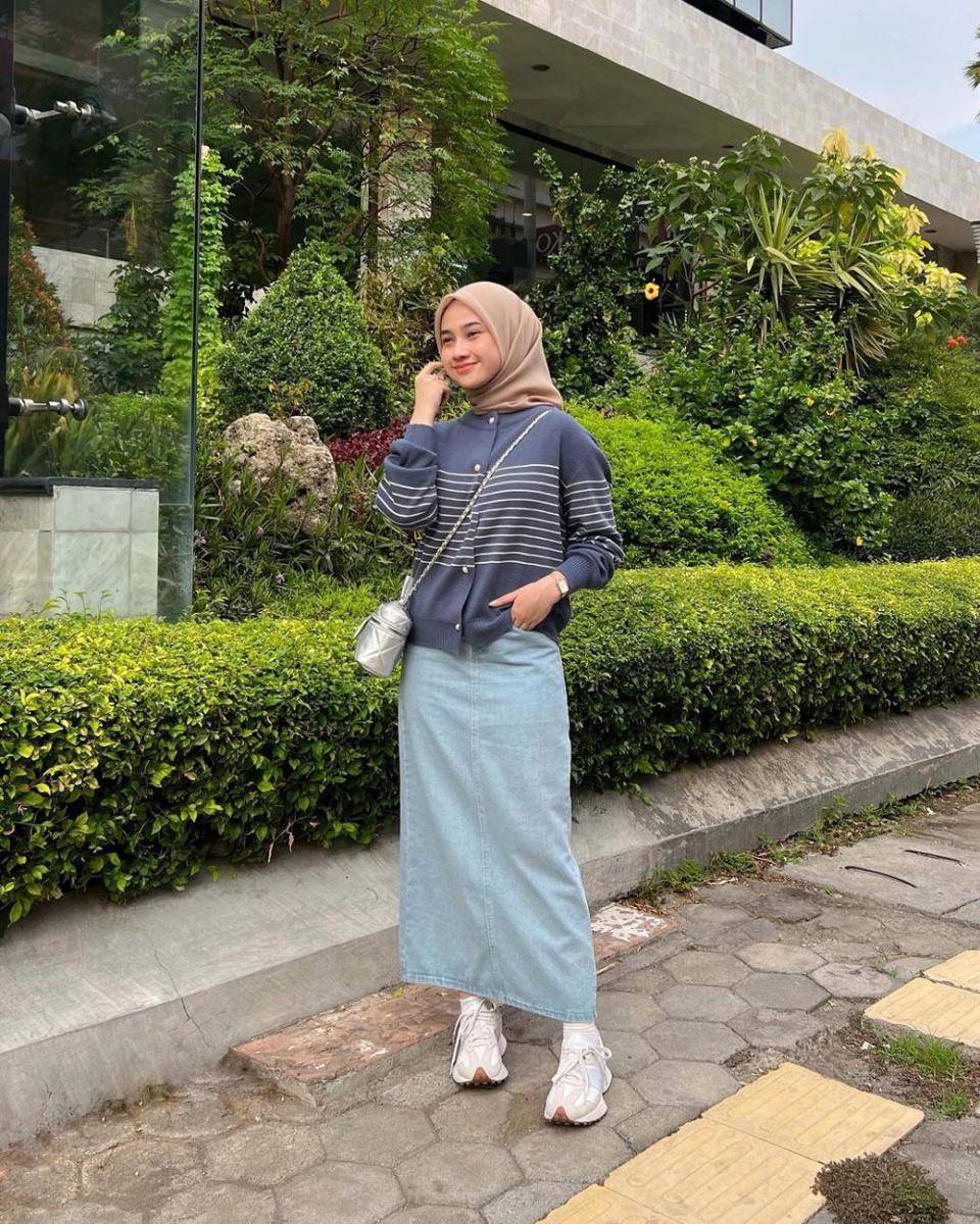 ootd hijab dan rok jeans (instagram.com/inikiranaaa__ )