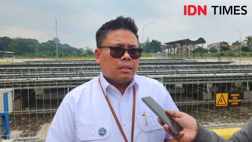 Kepala UPT Terminal Jatijajar Depok, Asri Immanuel Sinuraya saat ditemui di PLTS Terminal Jatijajar Depok. (IDNTimes/Dicky)