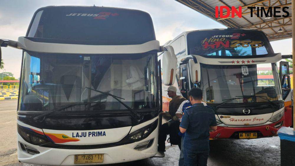 Sejumlah armada bus tujuang Jawa Tengah dan Jawa Timur yang diberangkatkan dari Terminal Jatijajar Depok. (IDNTimes/Dicky)