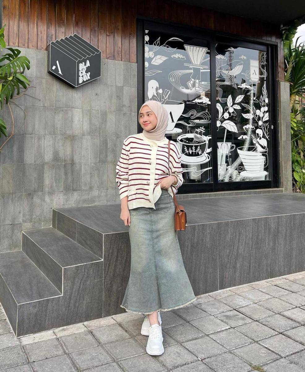 ootd hijab dan rok jeans (instagram.com/inikiranaaa__ )