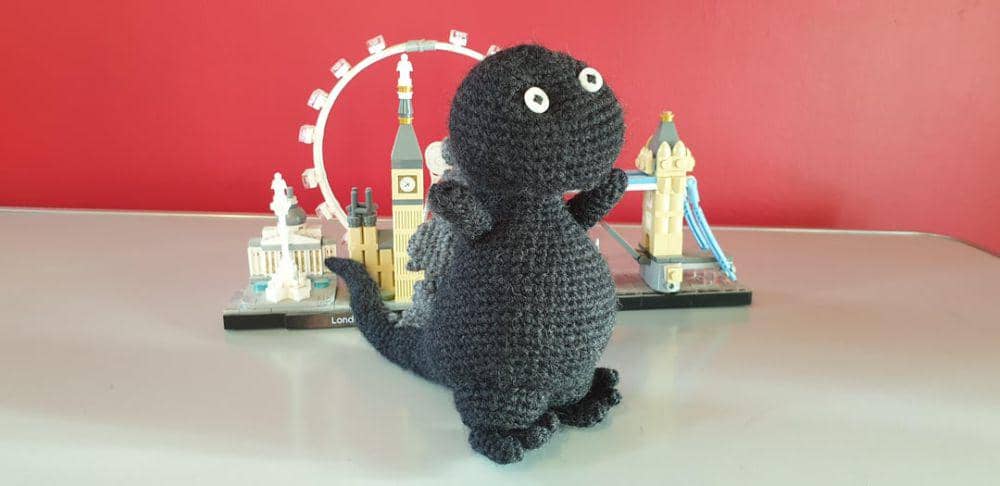 potret rajutan tangan bertema Godzilla (reddit.com/user/DayKingaby)