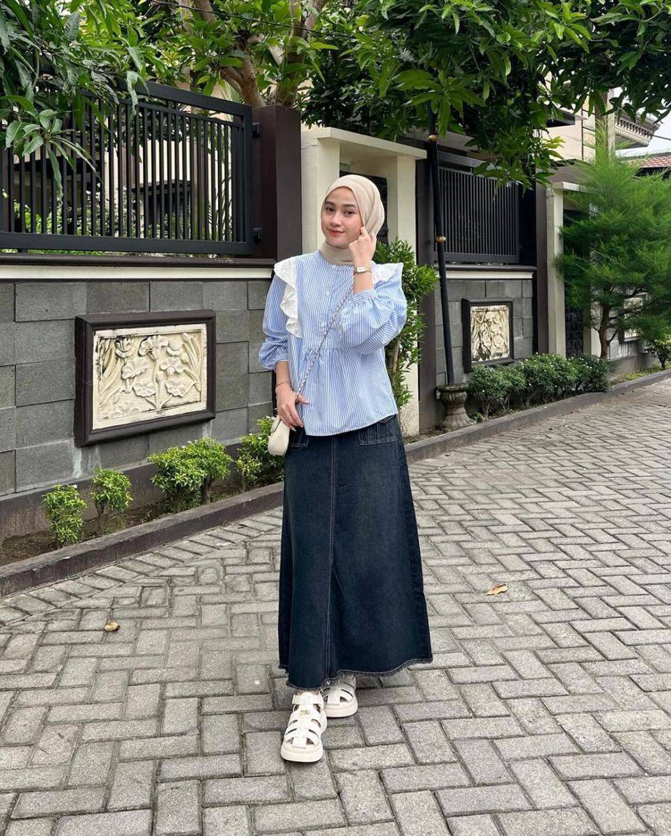 ootd hijab dan rok jeans (instagram.com/inikiranaaa__ )