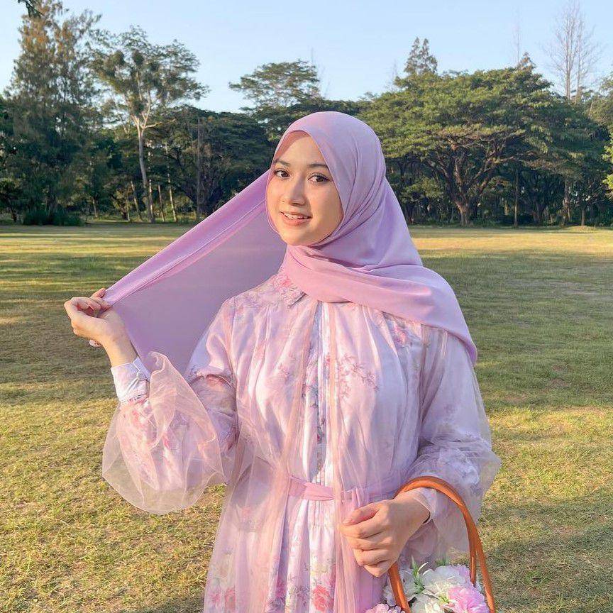 pilihan hijab yang cocok dipadukan baju warna lilac (instagram.com/adellia.halim)