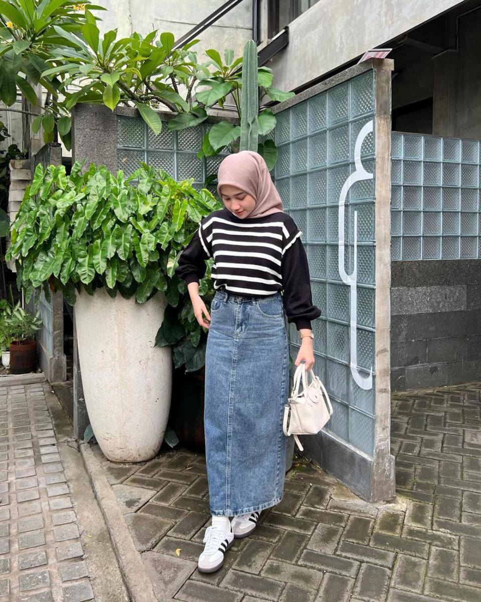 ootd hijab dan rok jeans (instagram.com/inikiranaaa__ )